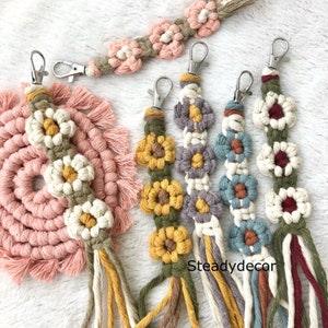 Flower keychain macrame keyring floral, custom colour boho accessory daisy, cute wedding bridesmaid gift - Flowerhint