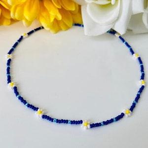 Blue Beaded Flower Daisy Necklace, Minimalist Blue Flower Daisy Seed Beaded Choker Necklace, Dainty Seed Beaded Floral Daisy Choker Bracelet - Flowerhint