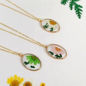 Oval Handmade Daisy Necklace | Pressed Flower Necklace | Chrysanthemum Flowers Jewelry | White | Green | Pink | Best Friend Gift - Flowerhint