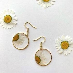 White Daisy Handmade Real Pressed Flower Earrings, Resin Sunflower Dangle Earring, Chrysanthemum Jewelry, White / Yellow Birth Flowers - Flowerhint