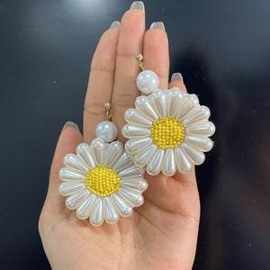 Daisy flower earrings I Pearl flower earrings I Beaded flower earrings I White and yellow flower earrings - Flowerhint