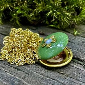 Tiny Green locket with daisy customized with photos - Flowerhint