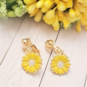 Daisy flower clip on earrings, non pierced earrings, clip on earrings, gold non pierced earrings, flower floral earrings - Flowerhint