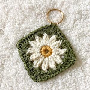 Daisy Granny Square Keychain - Flowerhint